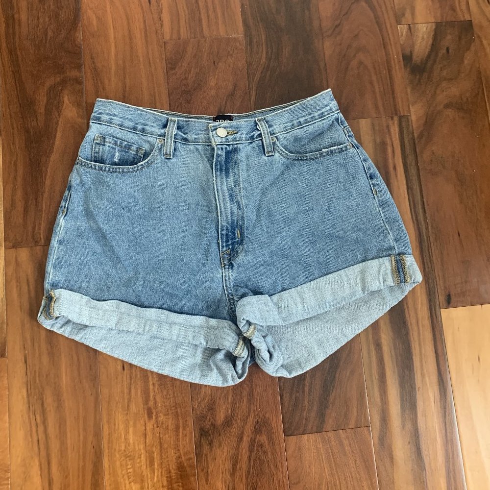 Urban Outfitters High-Rise Mom Shorts Size 30